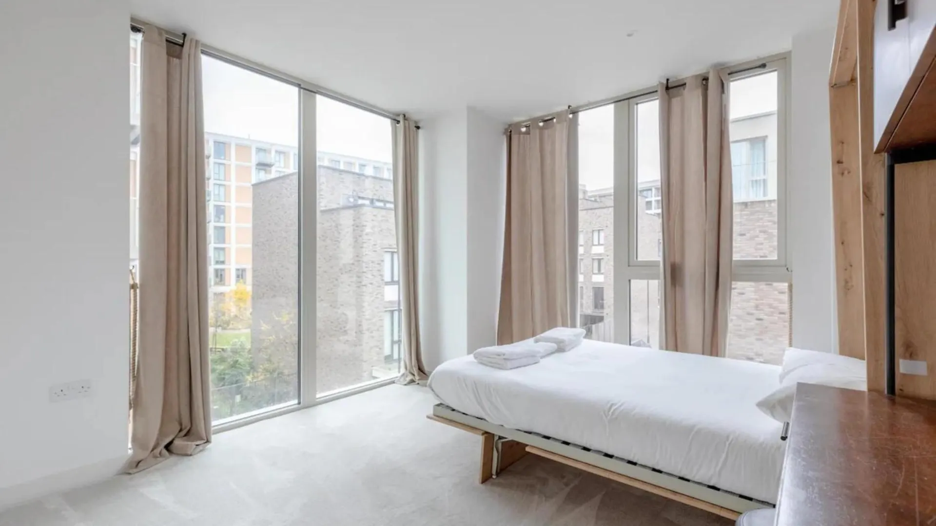 Charm & Convenience 3 Bed Near Excel London Apartment